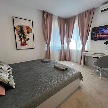 Celestial Stylish 2bdr W Wifi And Work Space סופיה