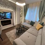 Celestial Stylish 2bdr W Wifi And Work Space Apartment *