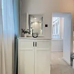 Celestial Stylish 2bdr W Wifi And Work Space *