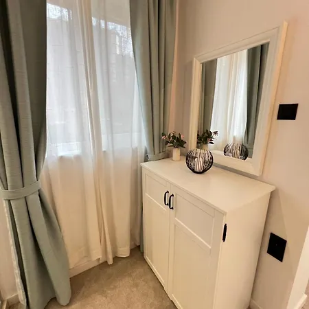 Celestial Stylish 2bdr W Wifi And Work Space *