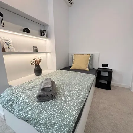 Celestial Stylish 2bdr W Wifi And Work Space