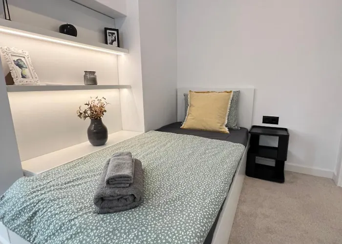 Celestial Stylish 2bdr W Wifi And Work Space