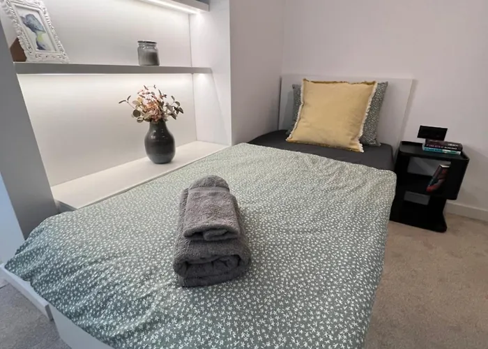 Daire Celestial Stylish 2bdr W Wifi And Work Space