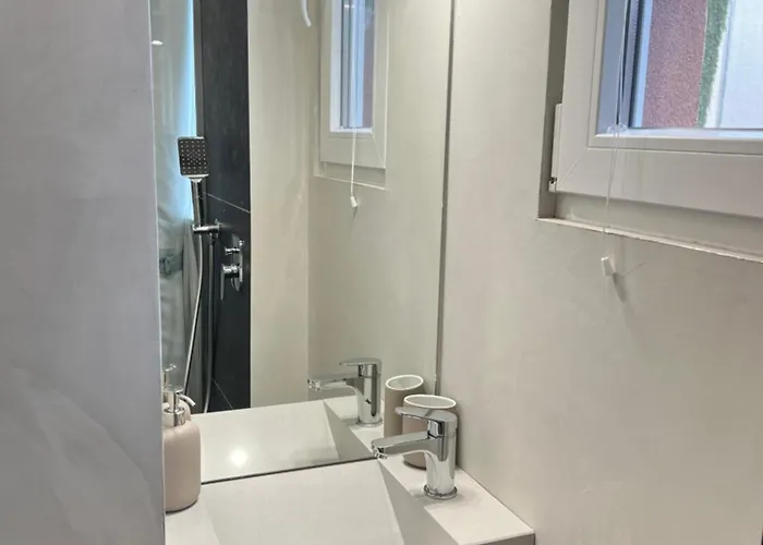 Апартаменты Celestial Stylish 2bdr W Wifi And Work Space София