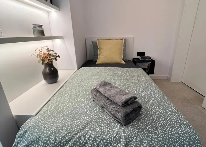 Апартаменты Celestial Stylish 2bdr W Wifi And Work Space